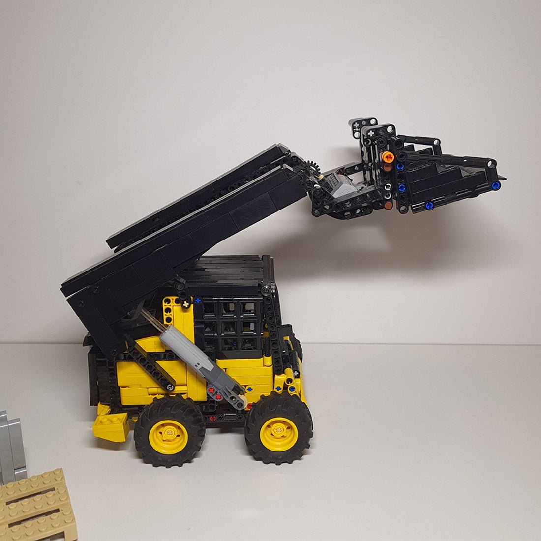 MOC - 194001 John Deere Skid Steer Loader 332G - LesDiy -