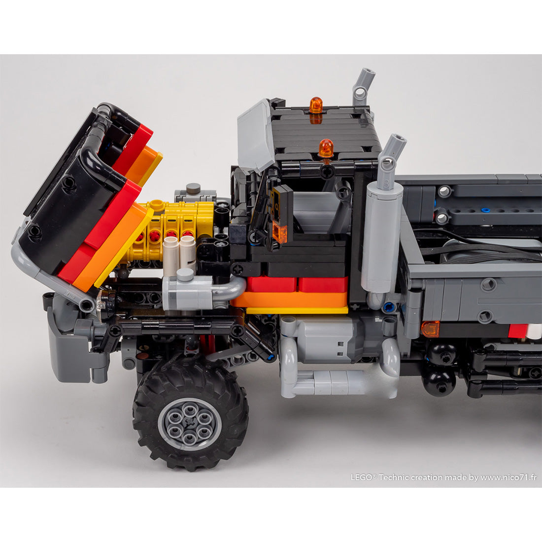 MOC-219862 6x6 Off-Road Retro Truck 1:20 Scale Building Blocks
