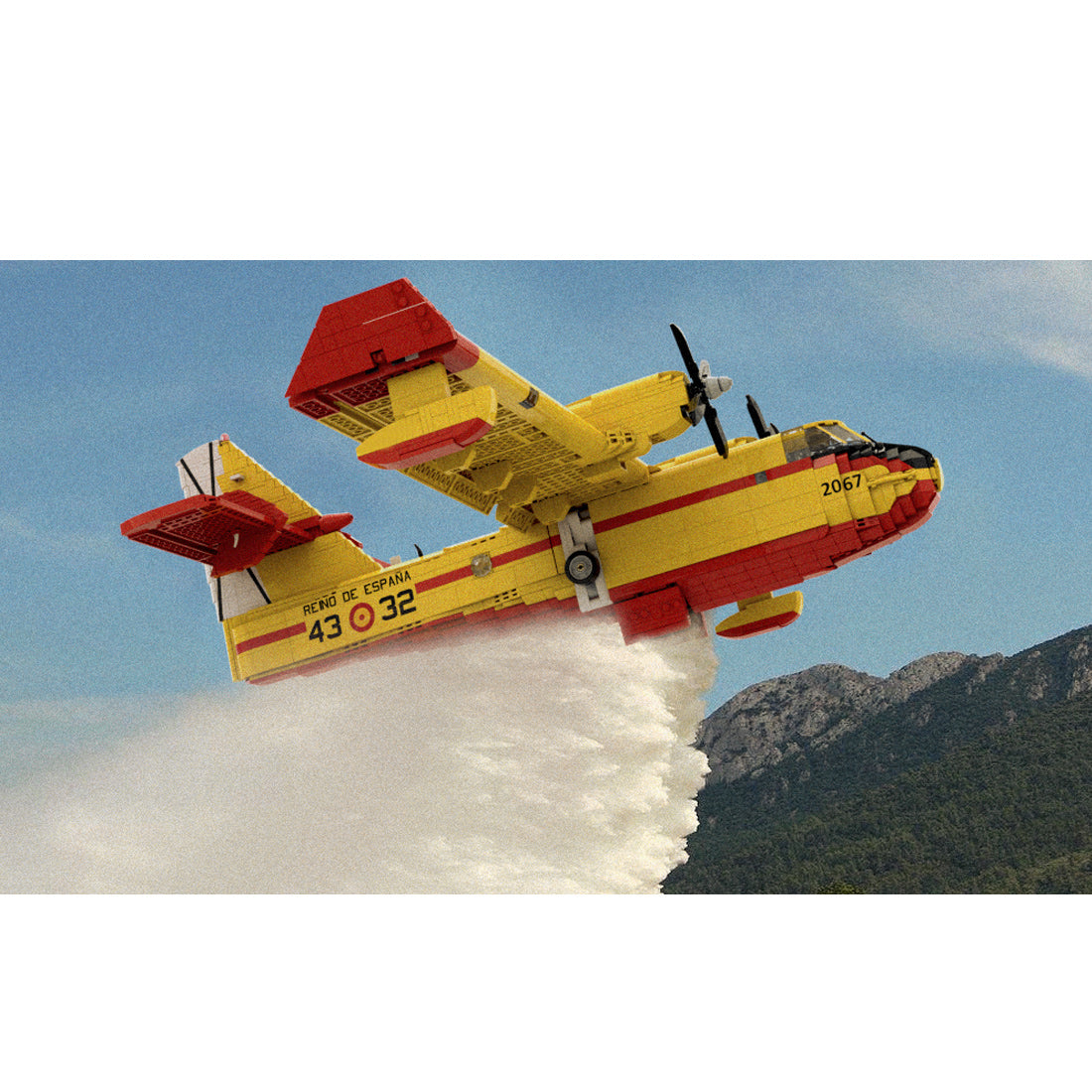 1/35 Scale Amphibious Firefighting Aircraft CL-415 Building Blocks