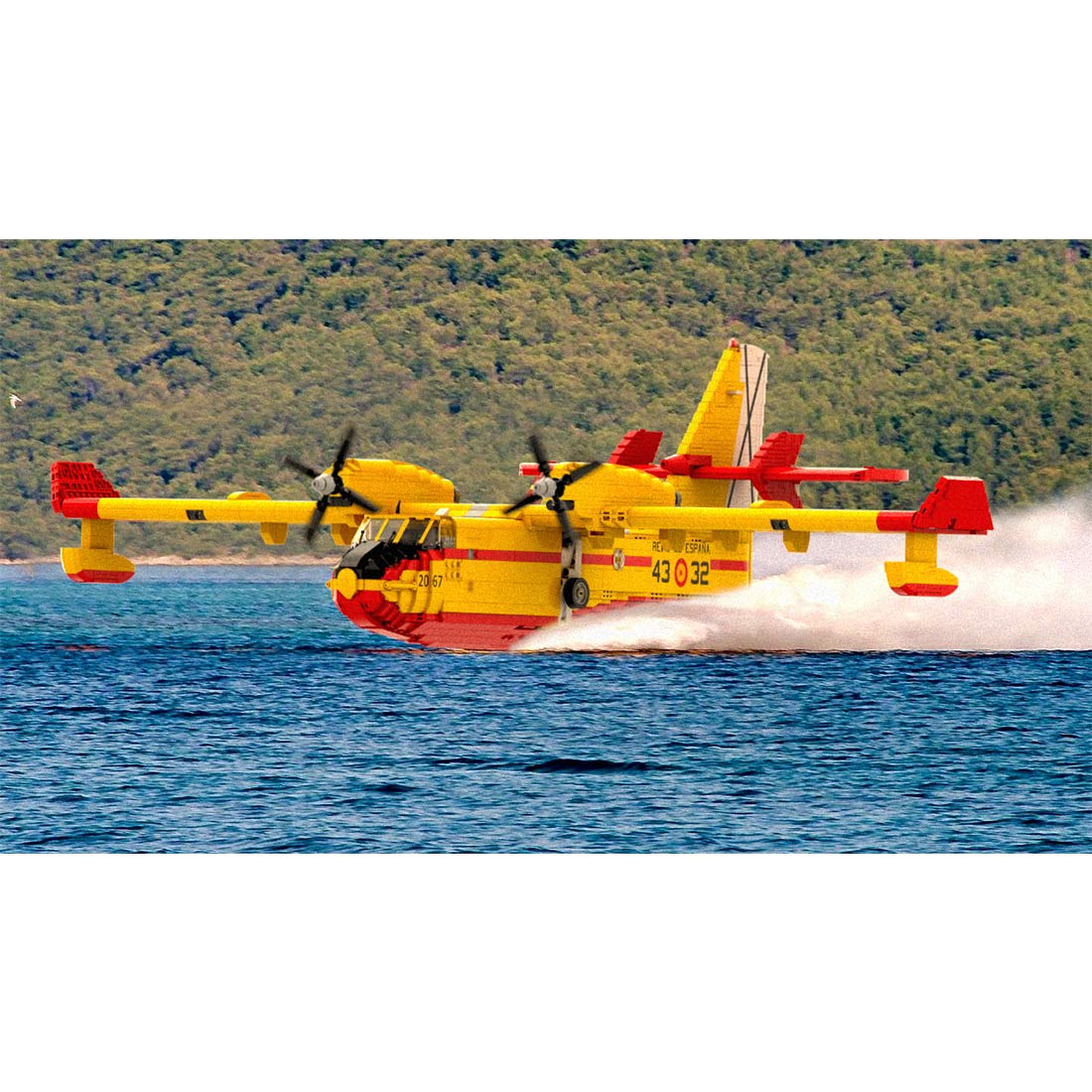 1/35 Scale Amphibious Firefighting Aircraft CL-415 Building Blocks