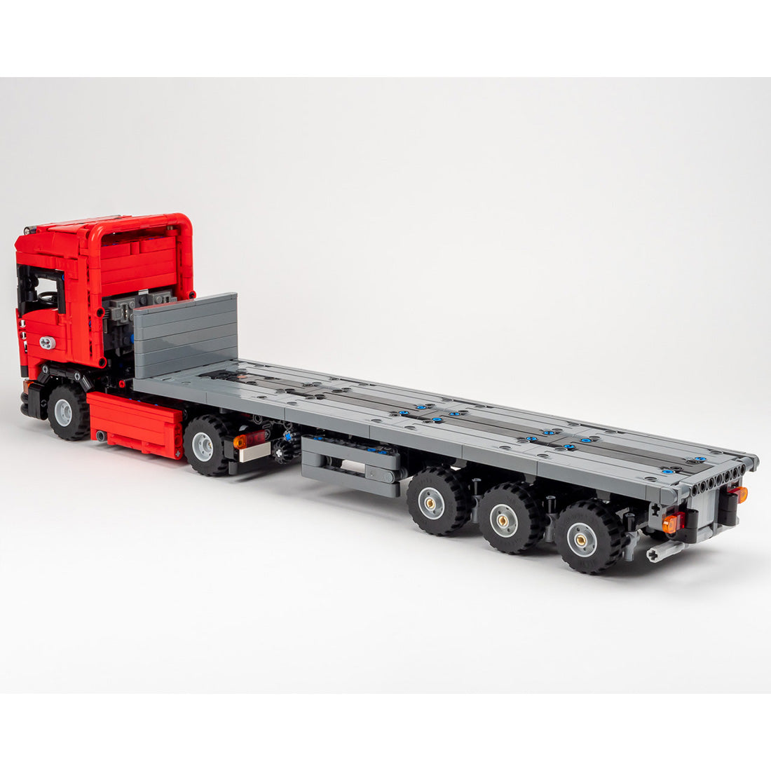 MOC-252296 European Cab-Over Heavy Truck & Self-Steering 3-Axle Trailer Building Blocks
